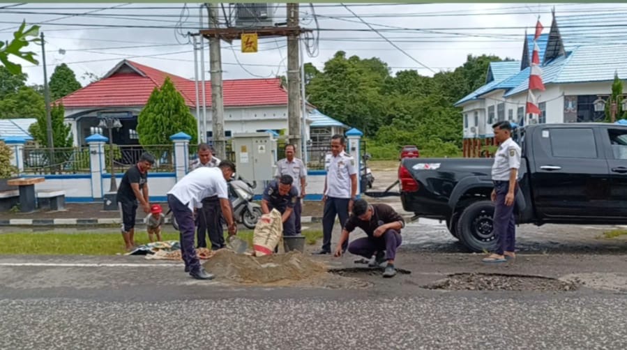 Cegah Kecelakaan, Dishub Barsel Perbaiki Jalan Berlubang di Kawasan Perkantoran