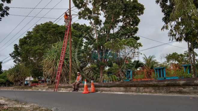 Dishub Kobar Lakukan Perbaikan LPJU Pada Beberapa Titik Di Ruas Jalan Bhayangkara Pangkalan Bun