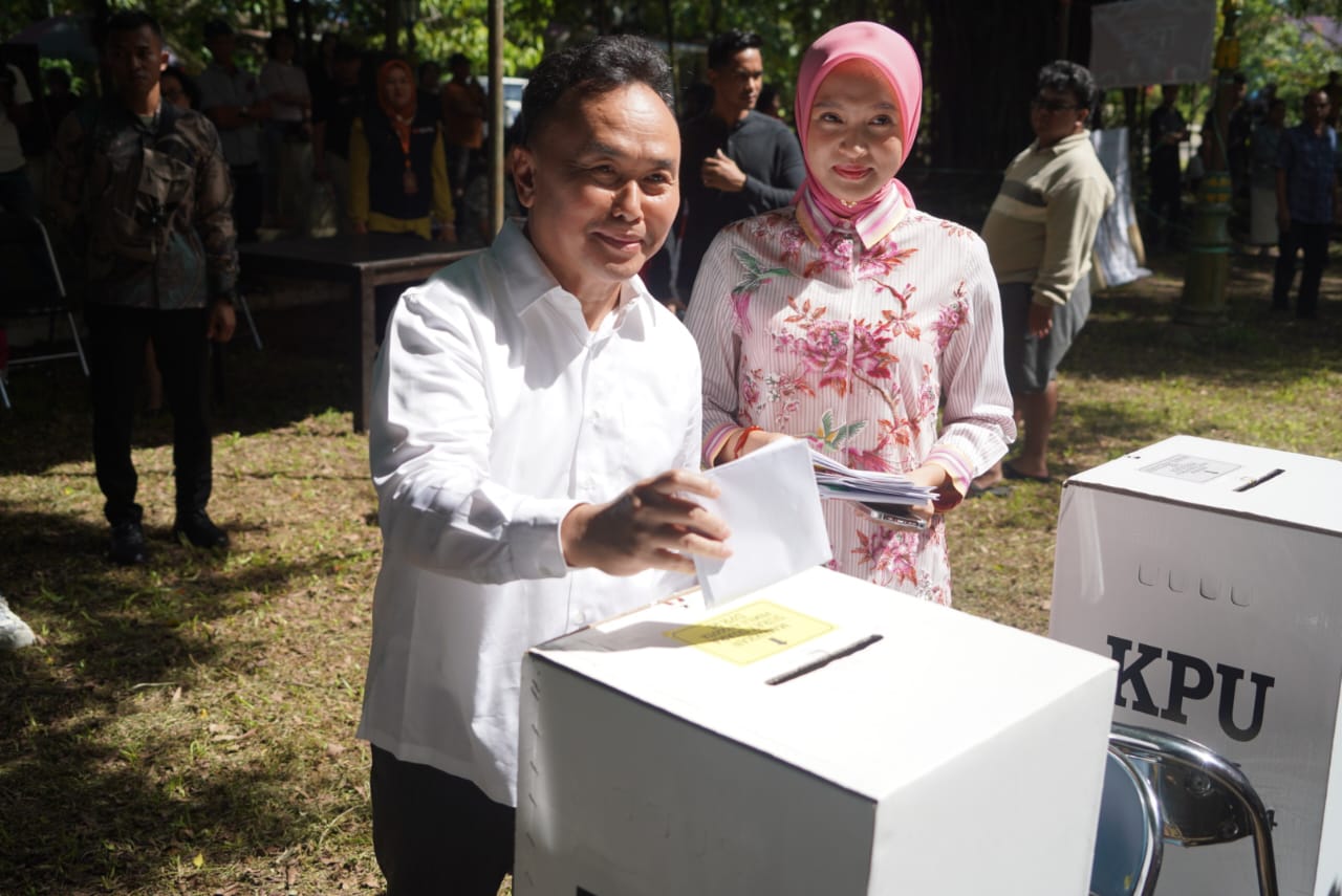 Gubernur Sugianto Sabran Bersama Ketua TP PKK Prov Kalteng Ivo Sugianto Sabran Lakukan Pencoblosan Kartu Suara Pemilu 2024