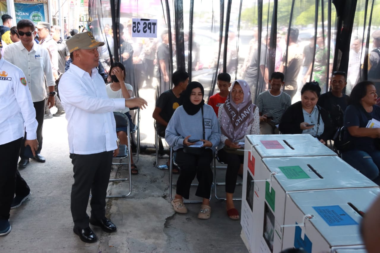 Gubernur Sugianto Sabran Usai Lakukan Pencoblosan di TPS 02 Taman Juanda, Berkeliling Kunjungi Sejumlah TPS di Kota Palangka Raya