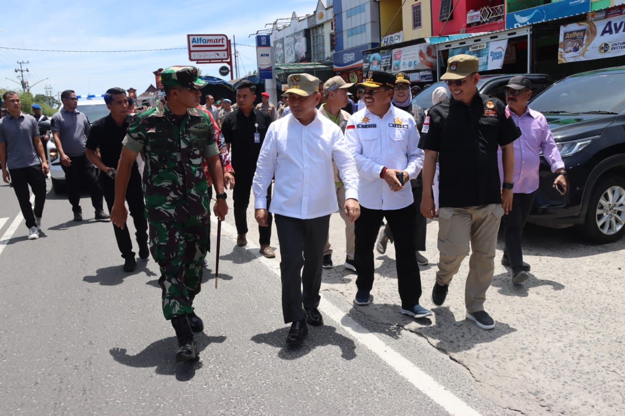 Gubernur Sugianto Sabran Usai Lakukan Pencoblosan di TPS 02 Taman Juanda, Berkeliling Kunjungi Sejumlah TPS di Kota Palangka Raya