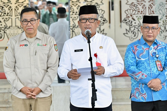 Plt. Sekda Prov. Kalteng M. Katma F. Dirun Mewakili Gubernur Kalteng Lepas Peserta Perjalanan Religi