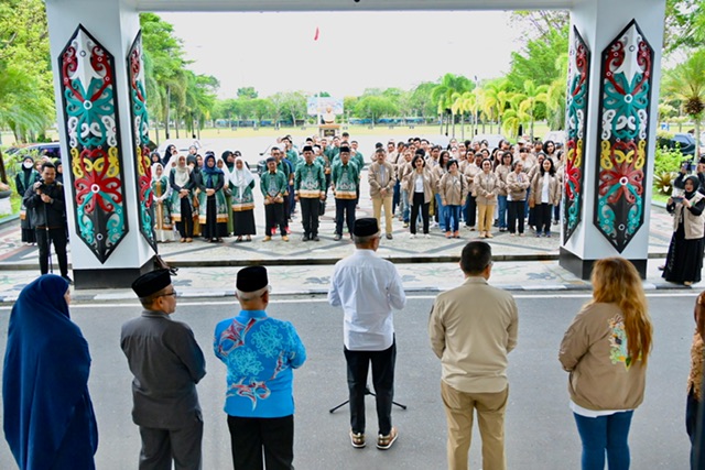 Plt. Sekda Prov. Kalteng M. Katma F. Dirun Mewakili Gubernur Kalteng Lepas Peserta Perjalanan Religi