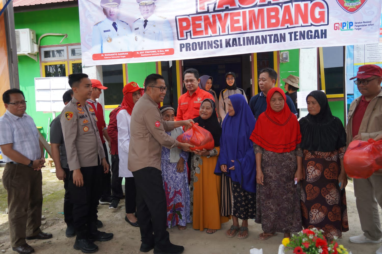 Asisten Ekbang Leonard S. Ampung Buka Pasar Penyeimbang di Kantor Desa Kujan