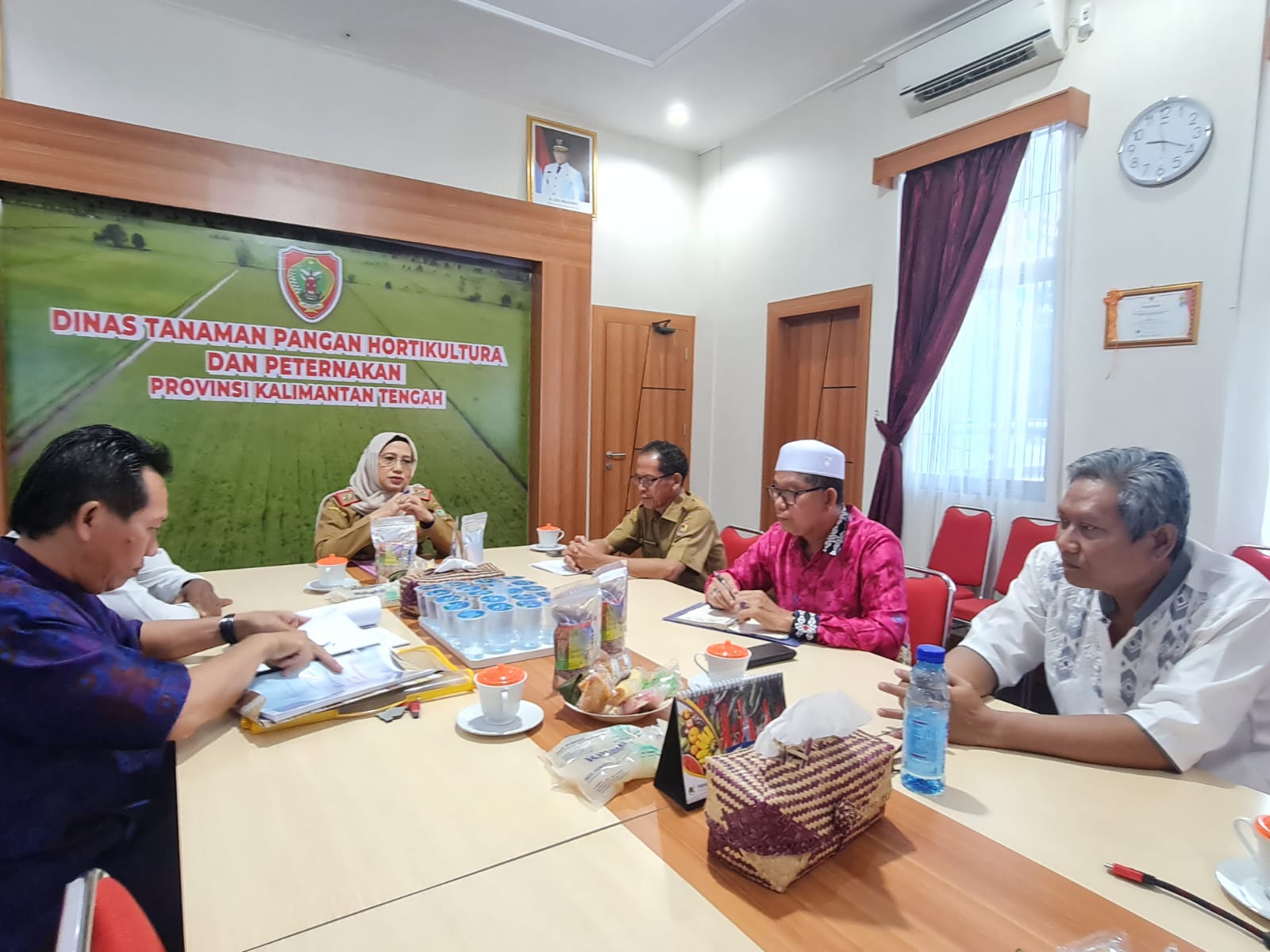 Kadis TPHP Prov Kalteng Sunarti Saat Pimpin Rapat Audiensi Asosiasi Asuhan Pemberdayaan Porang Indonesia