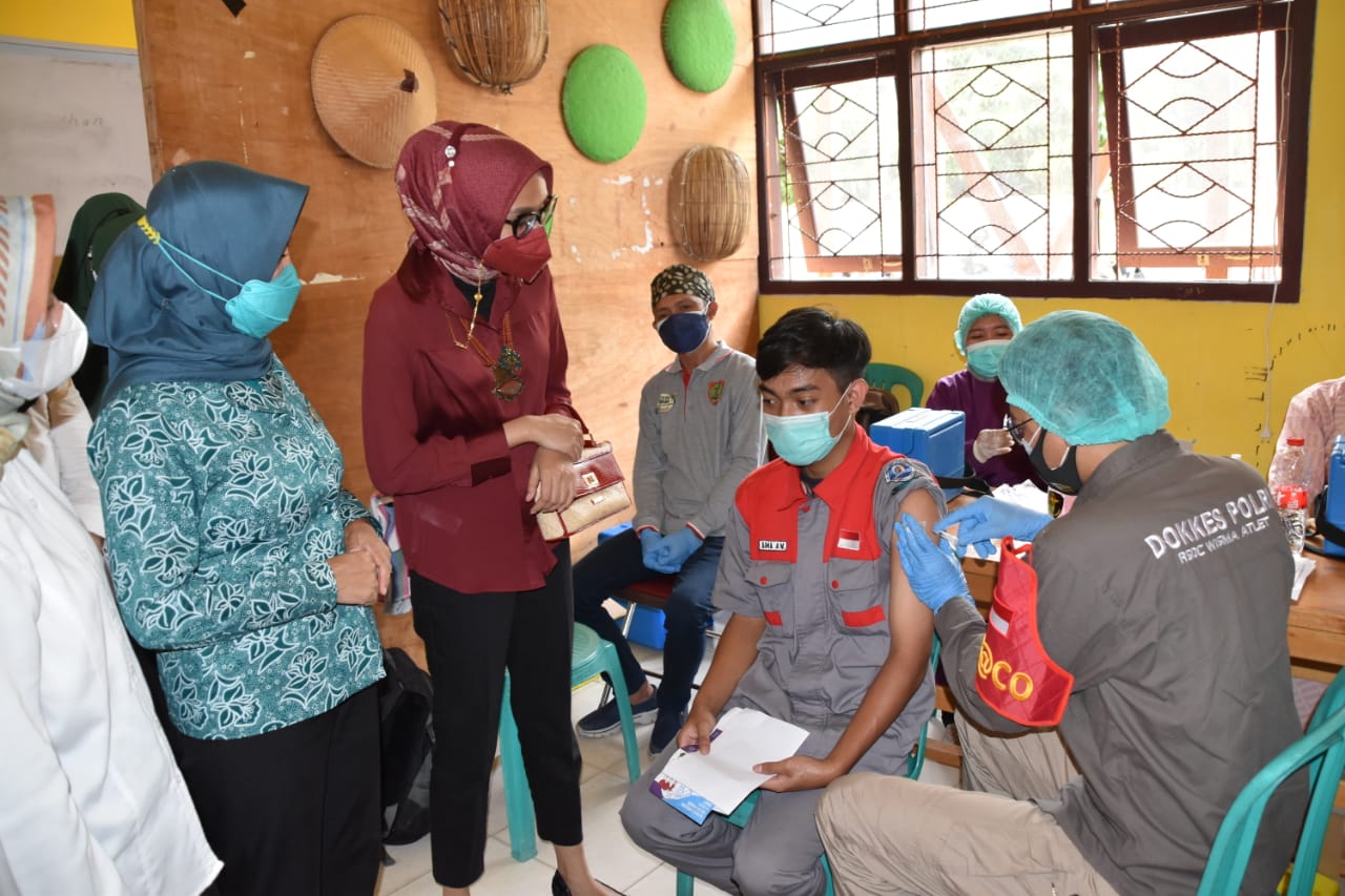 Tinjau Vaksinasi Massal di Sukamara, Ivo Sugianto Sabran Minta Masyarakat Disiplin Prokes