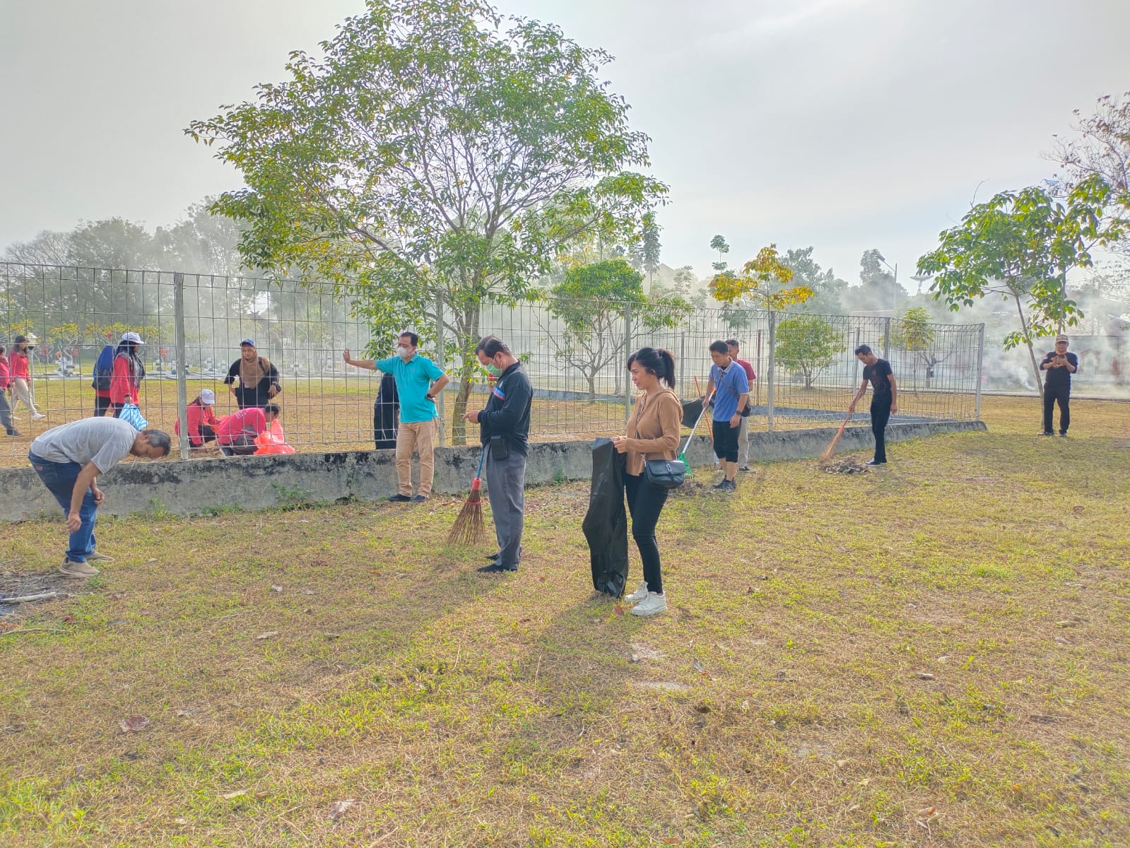 Pemprov. Kalteng Gelar Bakti Sosial Bergotong Royong Bersihkan Taman Makam Pahlawan 