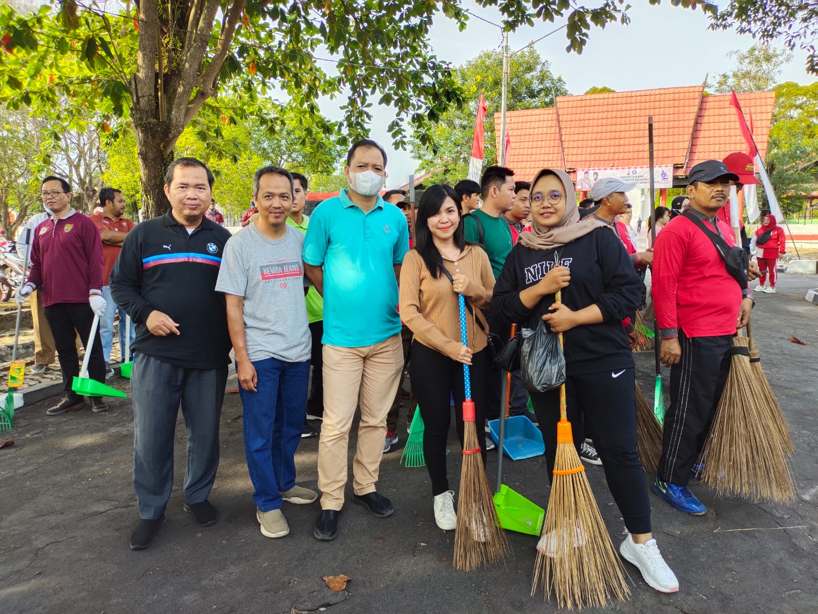 Pemprov. Kalteng Gelar Bakti Sosial Bergotong Royong Bersihkan Taman Makam Pahlawan 