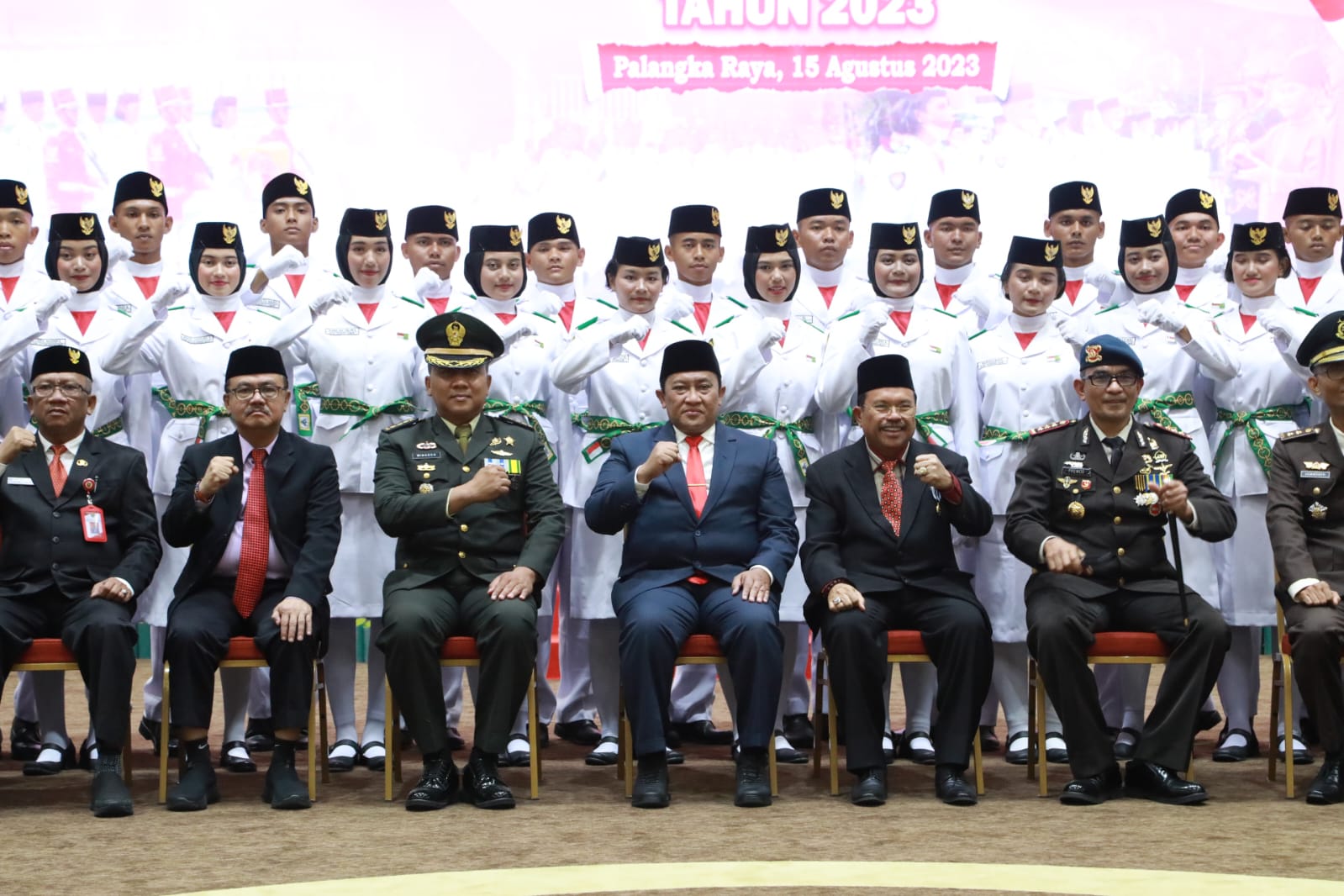 Wagub Kalteng Edy Pratowo Kukuhkan 54 Orang Putra-Putri Kalteng dari 14 Kabupaten/Kota Jadi Anggota Pasukan Pengibar Bendera Pusaka