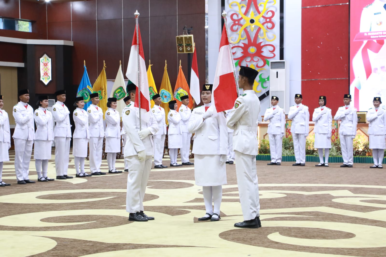 Wagub Kalteng Edy Pratowo Kukuhkan 54 Orang Putra-Putri Kalteng dari 14 Kabupaten/Kota Jadi Anggota Pasukan Pengibar Bendera Pusaka