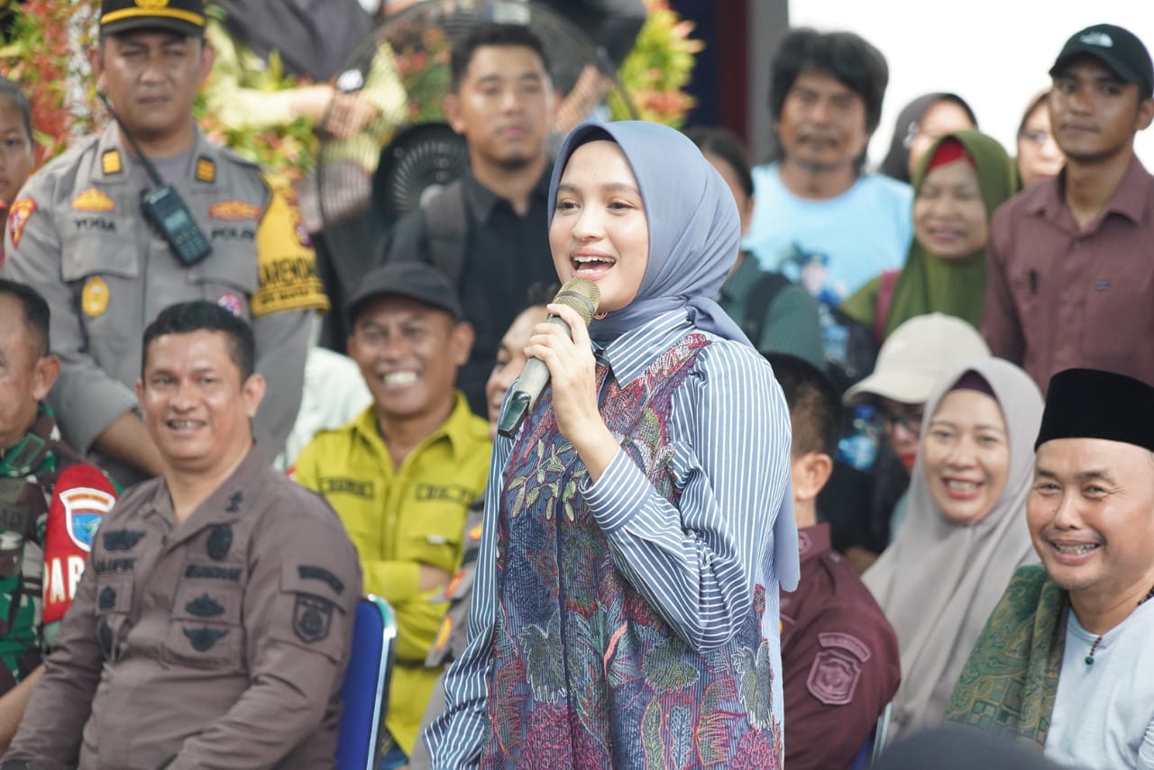 Gubernur Kalteng Sugianto Sabran Buka Pasar Murah dan Salurkan Bantuan di Desa Muara Laung