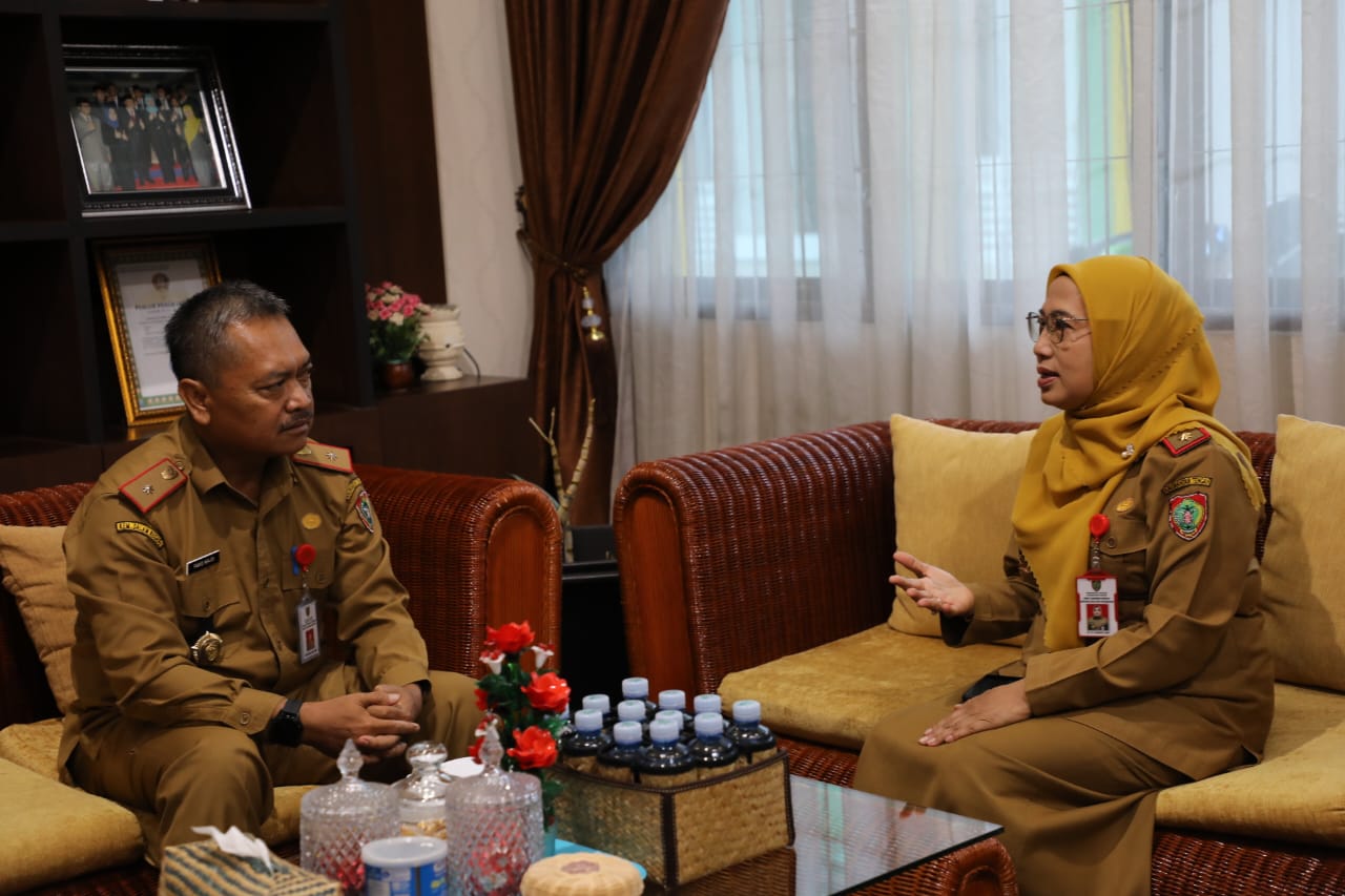 Kadis TPHP Sunarti Terima Kunjungan dari Kepala Disnakertrans Prov. Kalteng Farid Wajdi