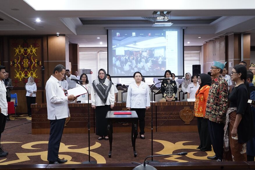 Sahli Yuas Elko Mengambil Sumpah dan Janji Juri Festival Budaya Isen Mulang Tahun 2025