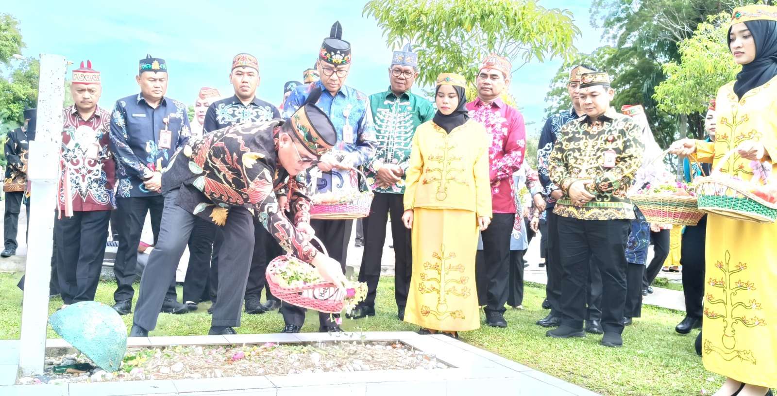Gubernur Agustiar Sabran Bersama Jajaran Pejabat Pemprov Kalteng Secara Khidmat Lakukan Tabur Bunga