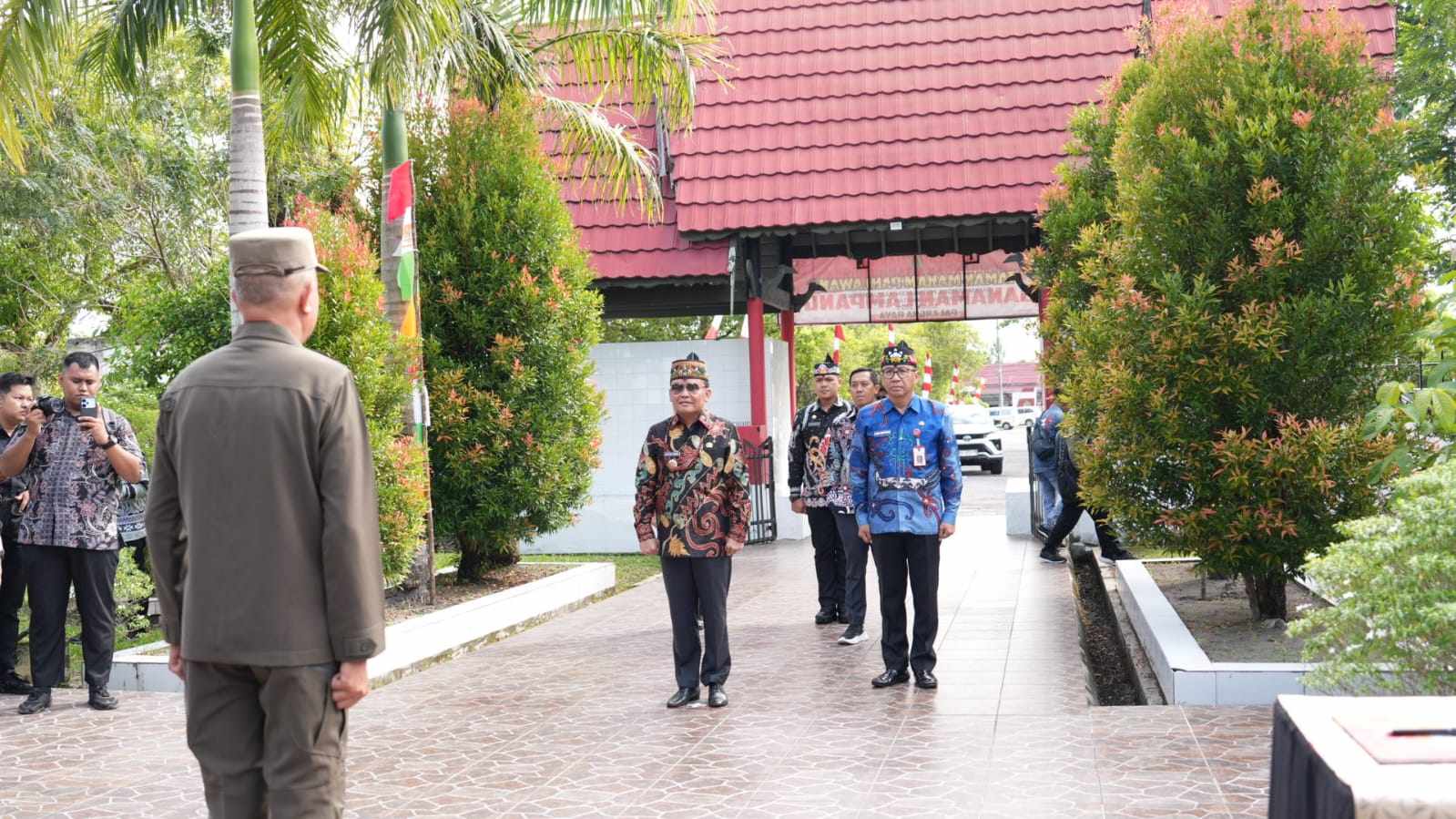 Gubernur Agustiar Sabran Bersama Jajaran Pejabat Pemprov Kalteng Secara Khidmat Lakukan Tabur Bunga