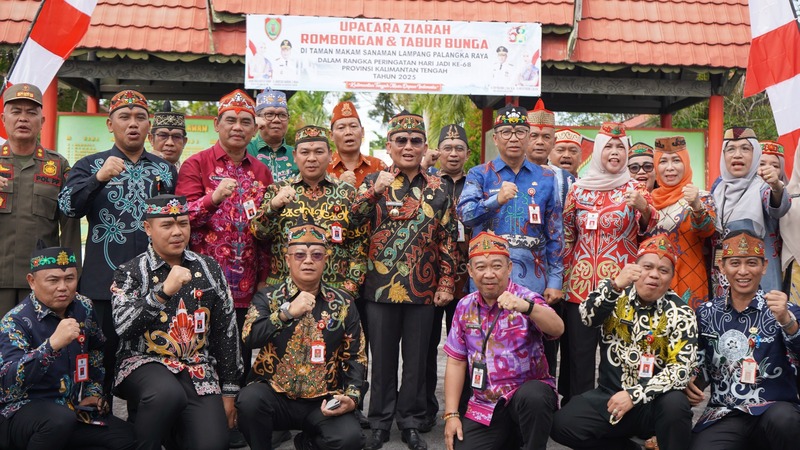 Kepala DLH Prov. Kalteng Joni Harta Dampingi Gubernur Kalteng Agustiar Sabran Dalam Upacara Ziarah dan Tabur Bunga