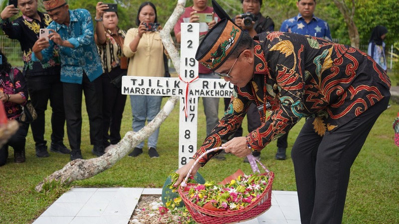 Kepala DLH Prov. Kalteng Joni Harta Dampingi Gubernur Kalteng Agustiar Sabran Dalam Upacara Ziarah dan Tabur Bunga