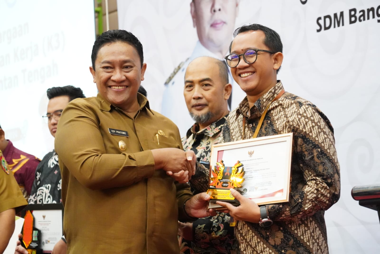 Wagub Edy Pratowo Serahkan Penghargaan Zero Accident