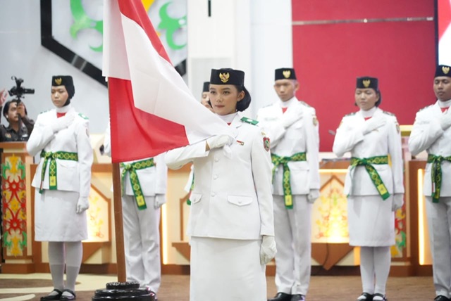 Wagub Edy Pratowo Kukuhkan 54 Orang Putra-Putri Kalteng dari 14 Kabupaten/ Kota Jadi Anggota Pasukan Pengibar Bendera Pusaka