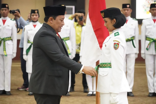 Wagub Edy Pratowo Kukuhkan 54 Orang Putra-Putri Kalteng dari 14 Kabupaten/ Kota Jadi Anggota Pasukan Pengibar Bendera Pusaka