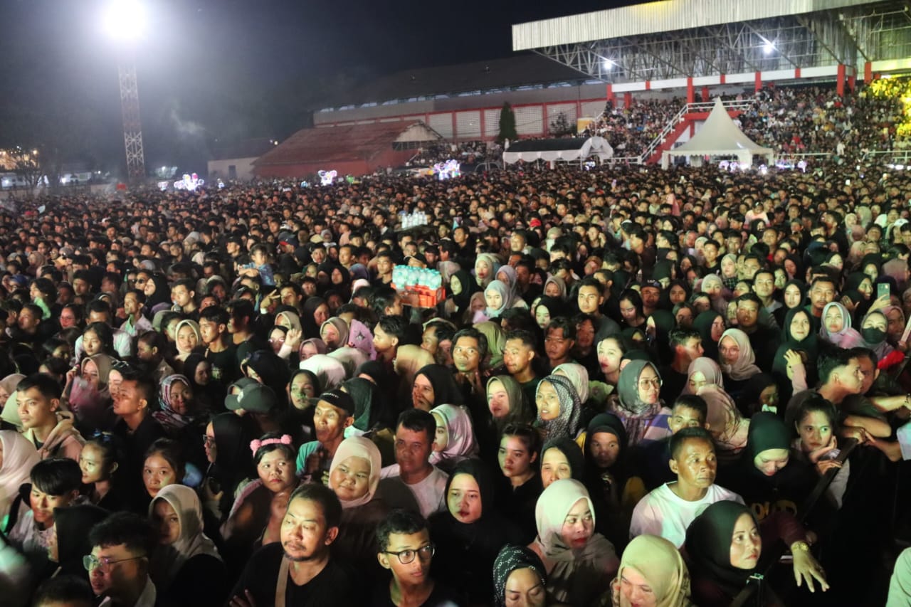 Ribuan Masyarakat Antusias Ikuti Hiburan Konser Isen Mulang Berkah 2024