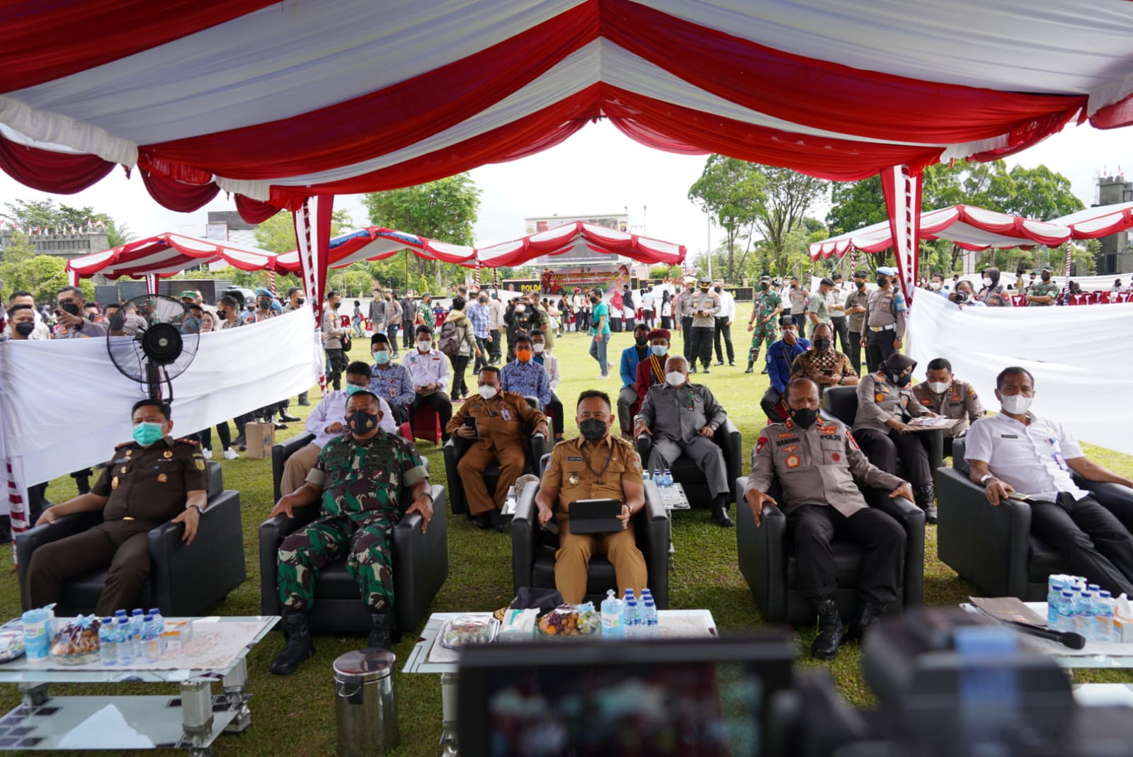 Gubernur Sugianto Sabran Tinjau Vaksinasi Massal Serentak Di Lapangan Barigas Polda Kalteng