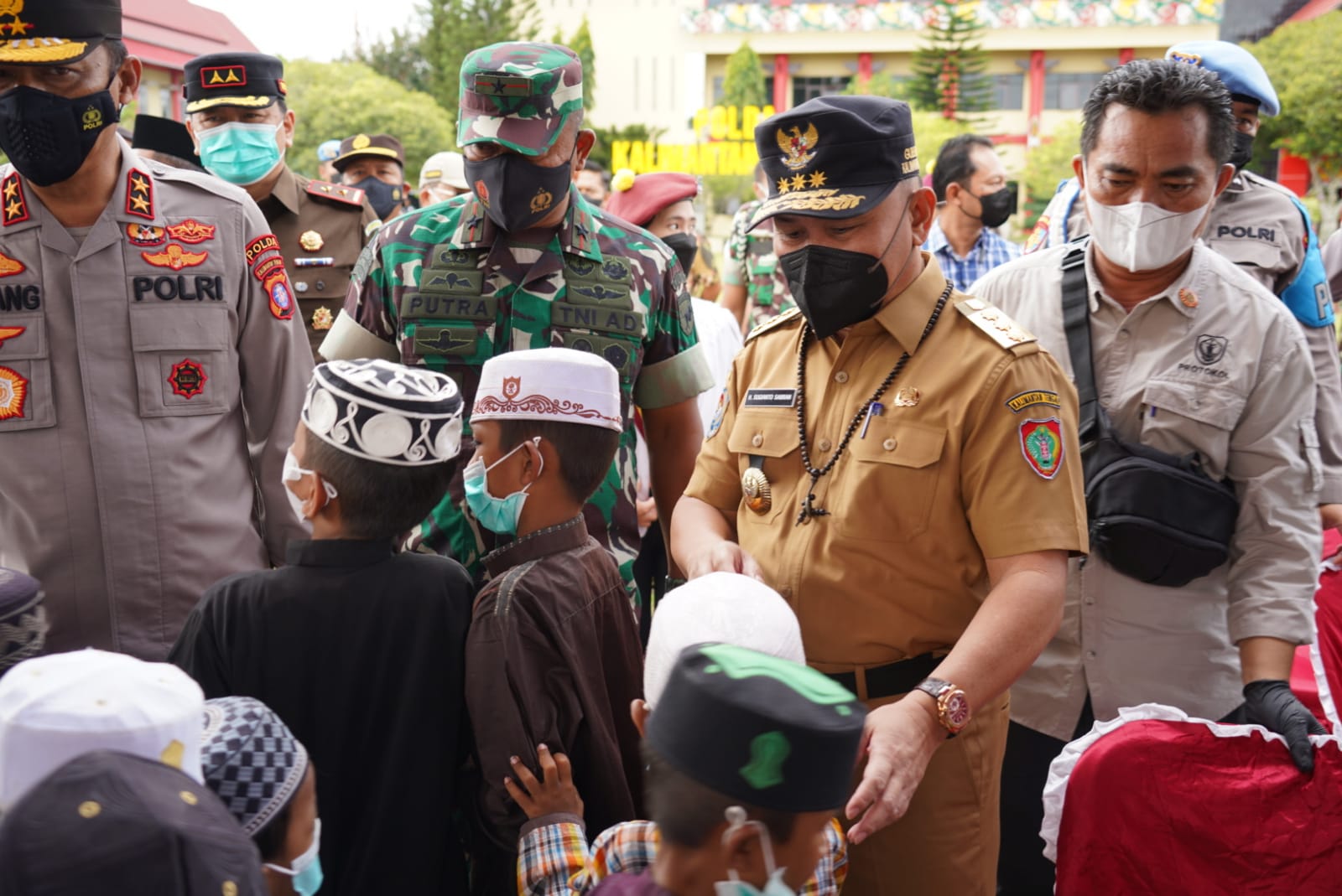 Gubernur Sugianto Sabran Tinjau Vaksinasi Massal Serentak Di Lapangan Barigas Polda Kalteng