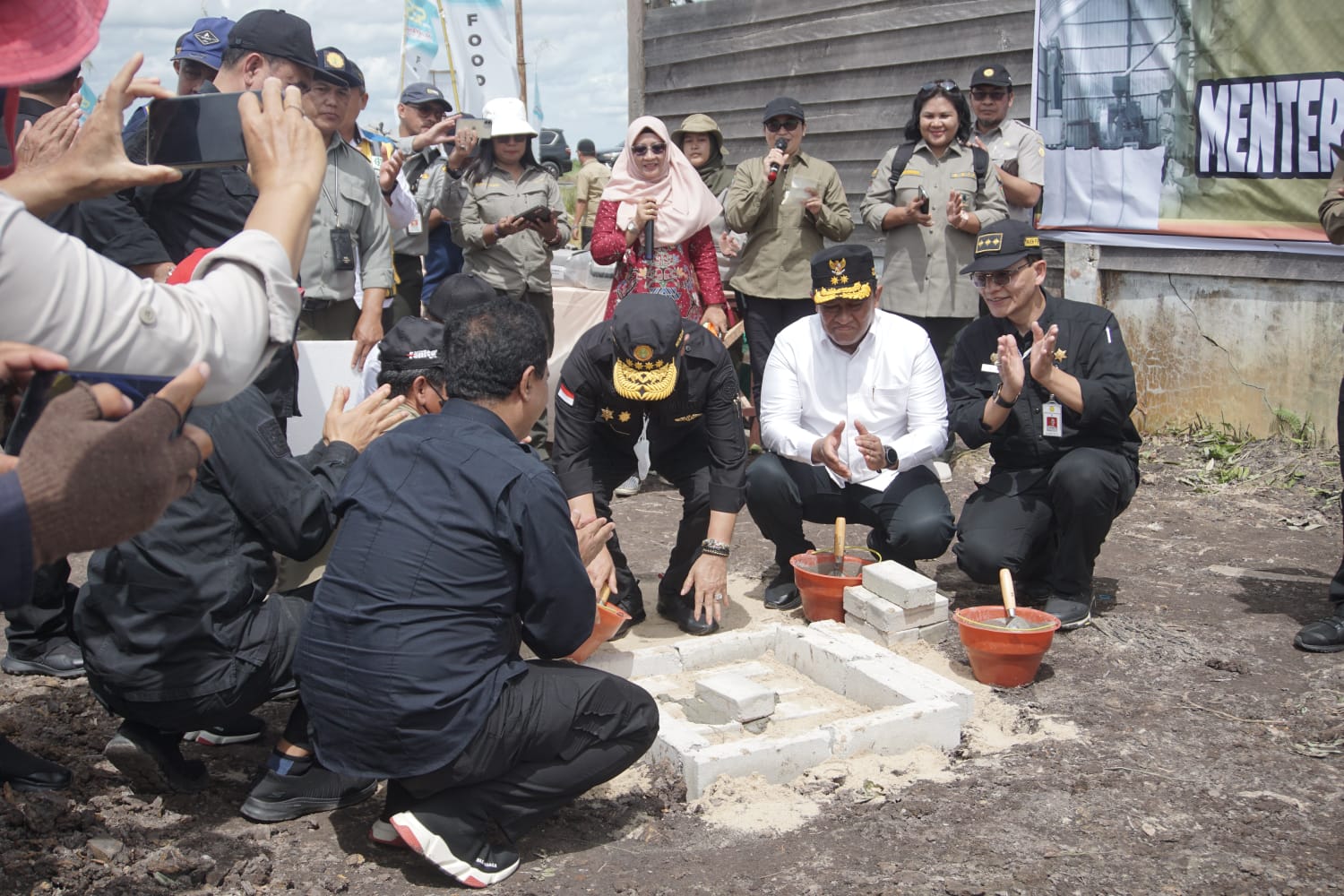 Wagub Kalteng Bersama Menteri Pertanian RI Lakukan Peletakan Batu Pertama Pembangunan RMU Modern