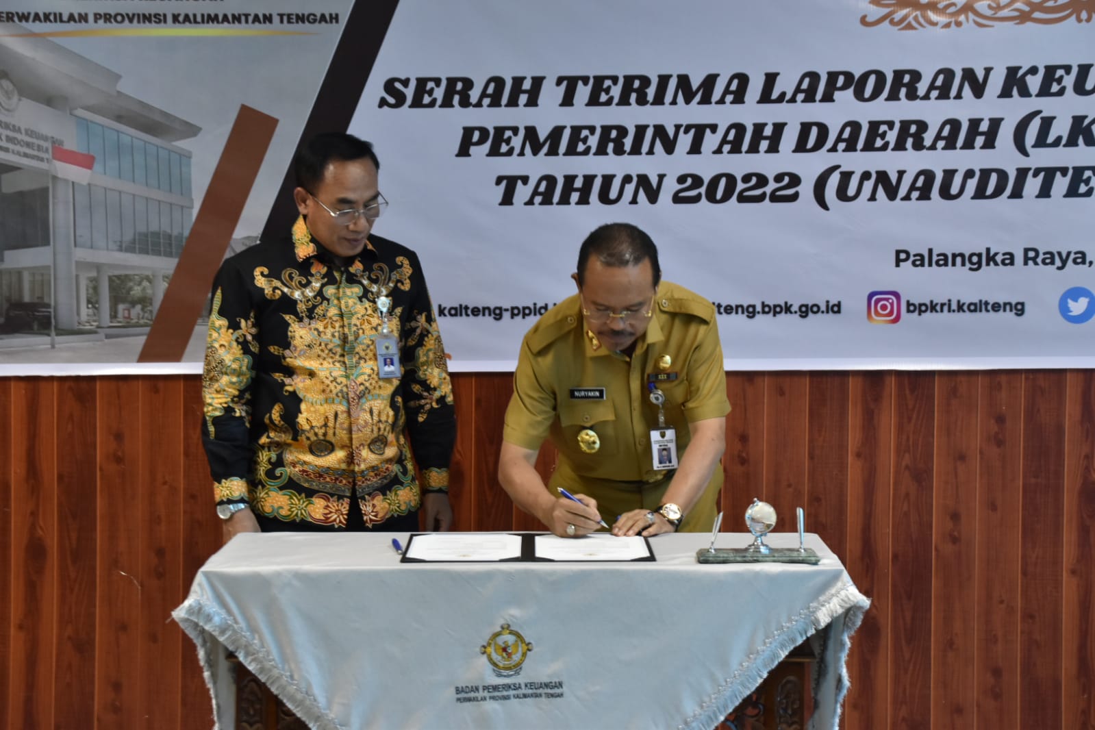 Sekda Prov. Kalteng  Lakukan Penandatanganan Berita Acara dan Serah Terima LKPD Unaudited Pemprov Kalteng TA 2022