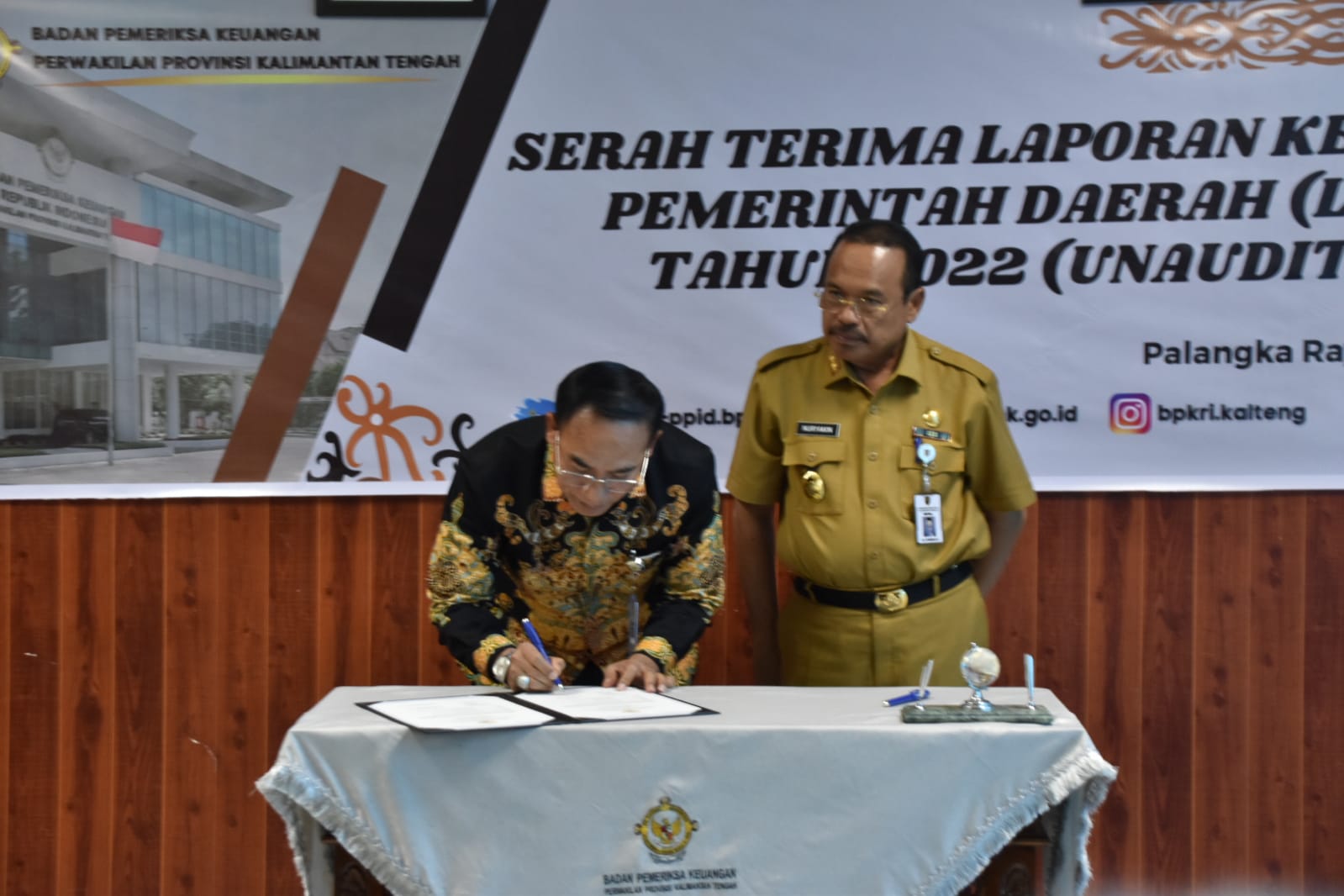 Sekda Prov. Kalteng  Lakukan Penandatanganan Berita Acara dan Serah Terima LKPD Unaudited Pemprov Kalteng TA 2022