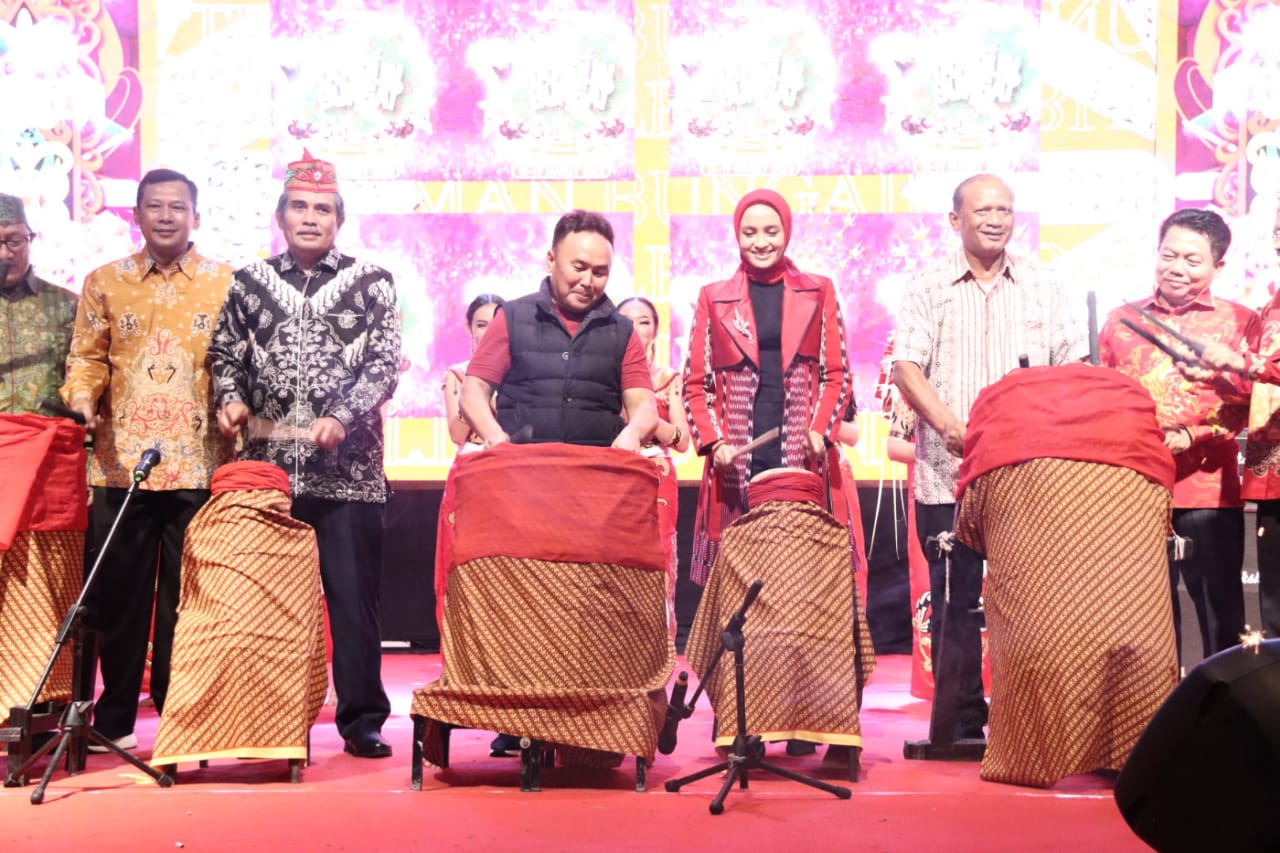 Gubernur Kalteng Buka Festival Tambun Bungai Yang Berlokasi Di Stadion Sanaman Mantikei