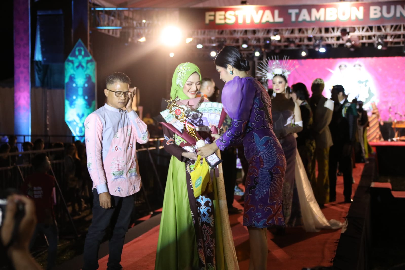 Pemprov Kalteng Gelar Lomba Fashion Show Benang Bintik Kategori Profesional Pada Festival Tambun Bungai di Stadion Sanaman Mantikei