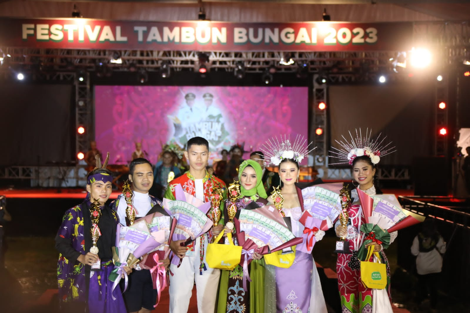 Pemprov Kalteng Gelar Lomba Fashion Show Benang Bintik Kategori Profesional Pada Festival Tambun Bungai di Stadion Sanaman Mantikei