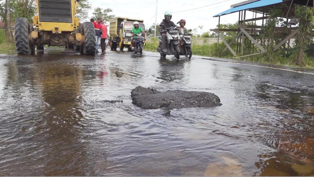 Gubernur Kalteng Agustiar Sabran Tinjau Jalan Rusak di Lingkar Luar