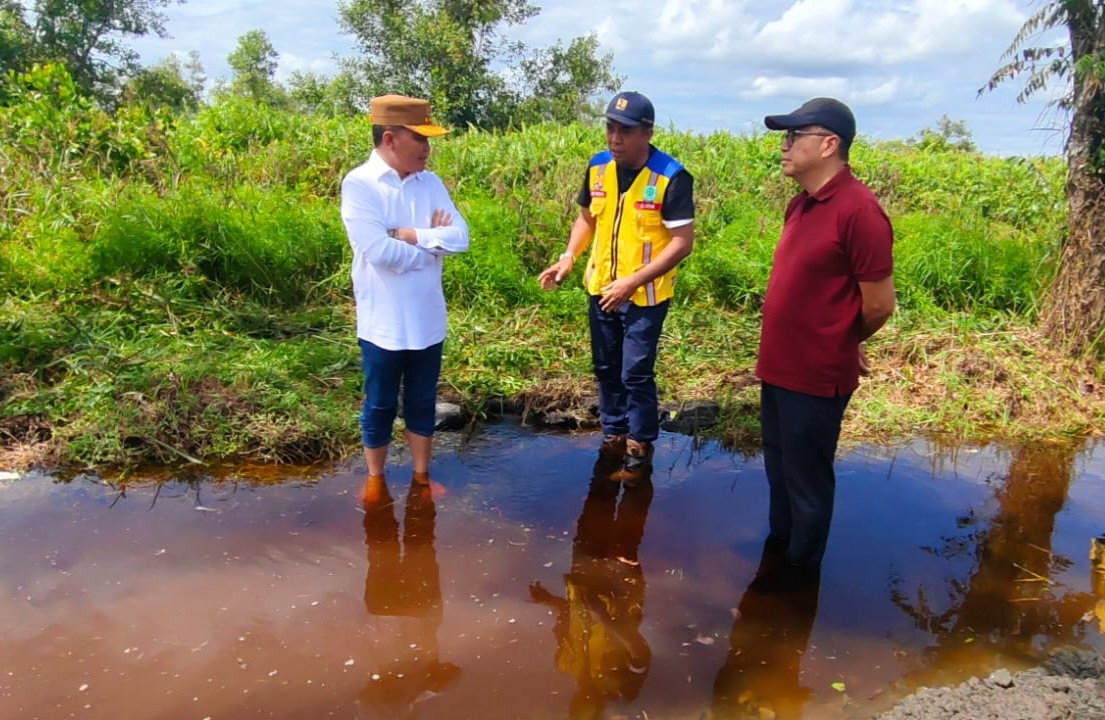 Kepala Bapperida Prov. Kalteng Leonard S. Ampung Dampingi Gubernur Kalteng Tinjau Perbaikan Jalan