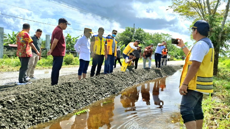 Kepala Bapperida Prov. Kalteng Leonard S. Ampung Dampingi Gubernur Kalteng Tinjau Perbaikan Jalan