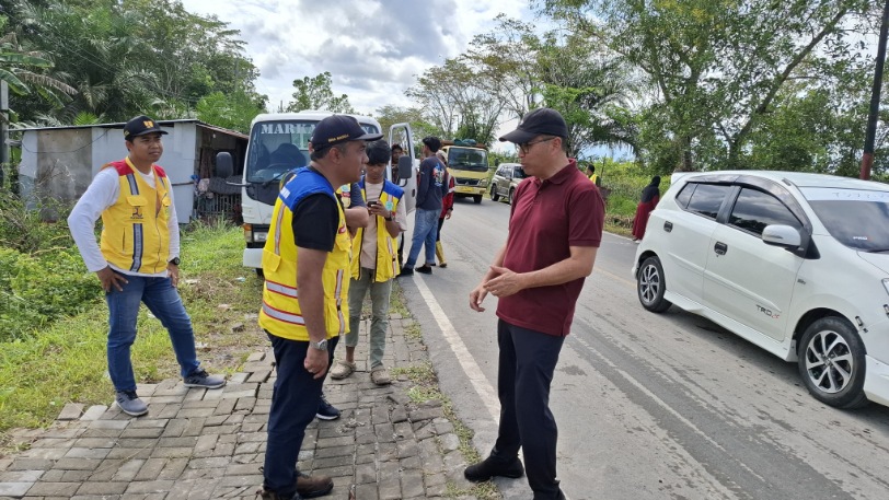 Kepala Bapperida Prov. Kalteng Leonard S. Ampung Dampingi Gubernur Kalteng Tinjau Perbaikan Jalan