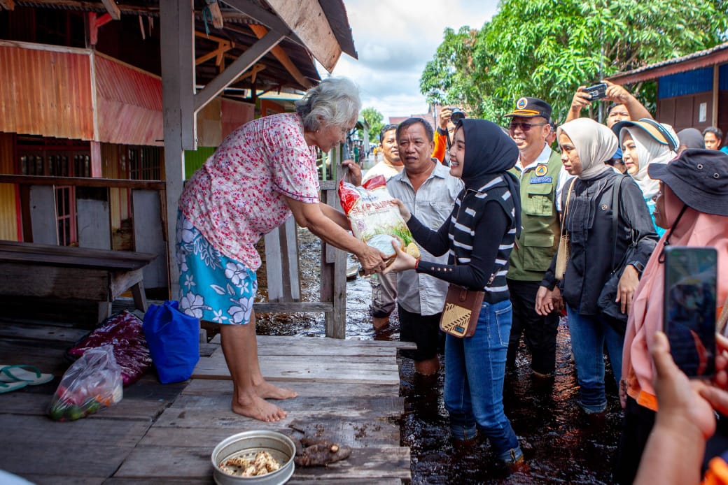 Ketua TP PKK Kalteng Aisyah Thisia Agustiar Sabran Salurkan Bantuan Kepada Masyarakat Terdampak Banjir