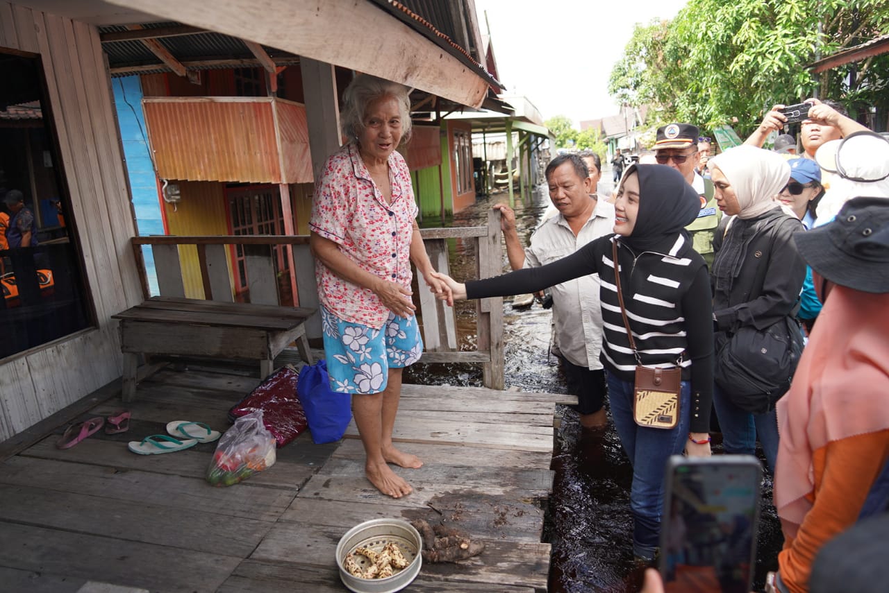 Ketua TP PKK Kalteng Aisyah Thisia Agustiar Sabran Salurkan Bantuan Kepada Masyarakat Terdampak Banjir