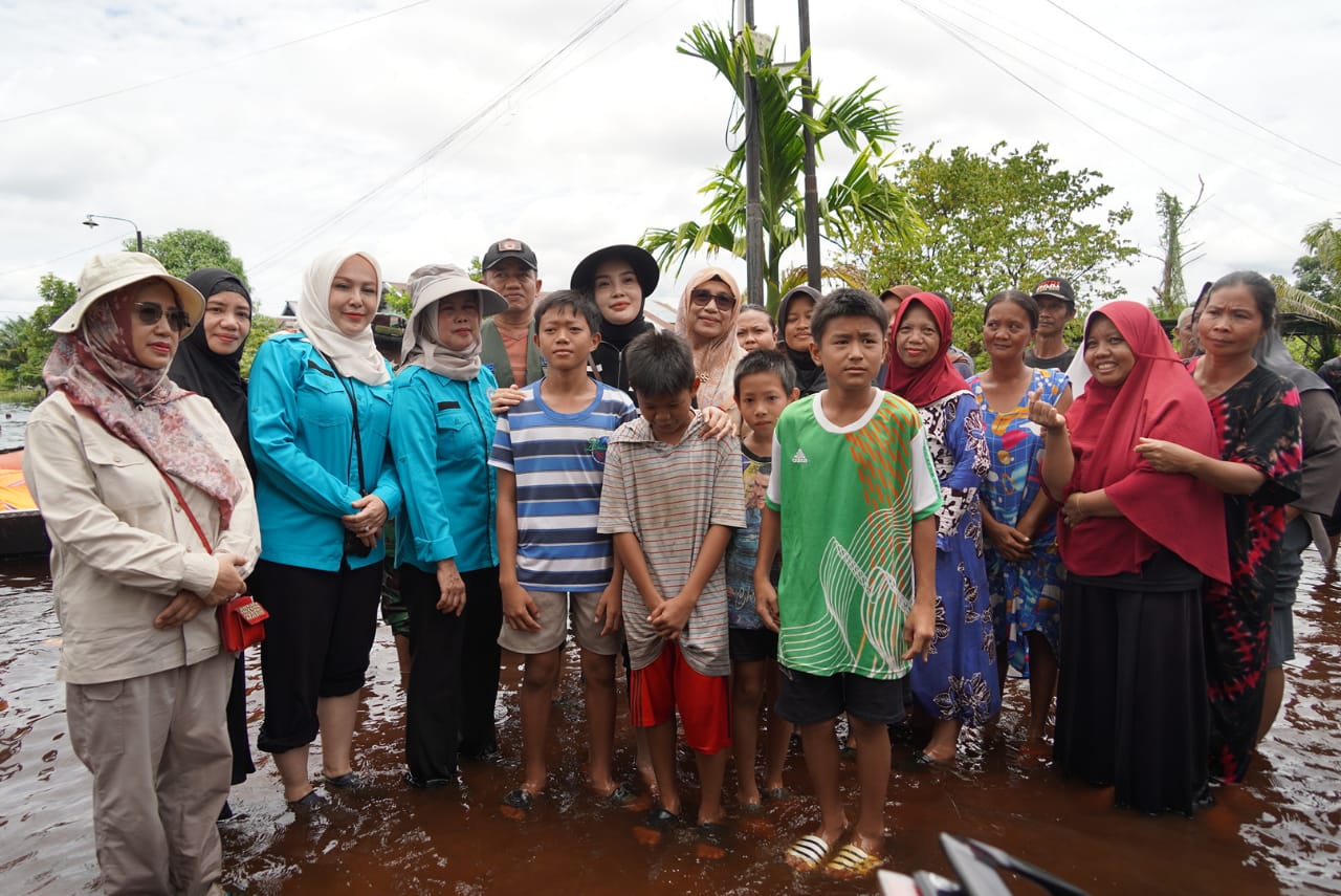 Ketua TP PKK Kalteng Aisyah Thisia Agustiar Sabran Salurkan Bantuan Kepada Masyarakat Terdampak Banjir