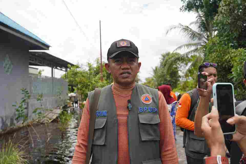 Kalaksa BPBD Ahmad Toyib Dampingi Ketua TP-PKK Aisyah Thisia Agustiar Sabran Tinjau Lokasi Banjir Sekaligus Bagikan Paket Sembako