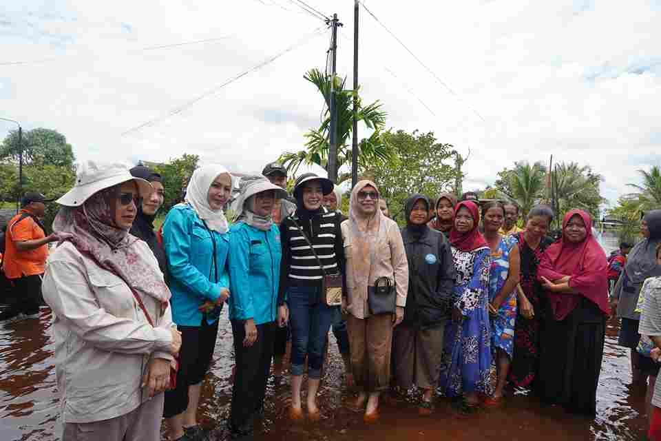 Kalaksa BPBD Ahmad Toyib Dampingi Ketua TP-PKK Aisyah Thisia Agustiar Sabran Tinjau Lokasi Banjir Sekaligus Bagikan Paket Sembako