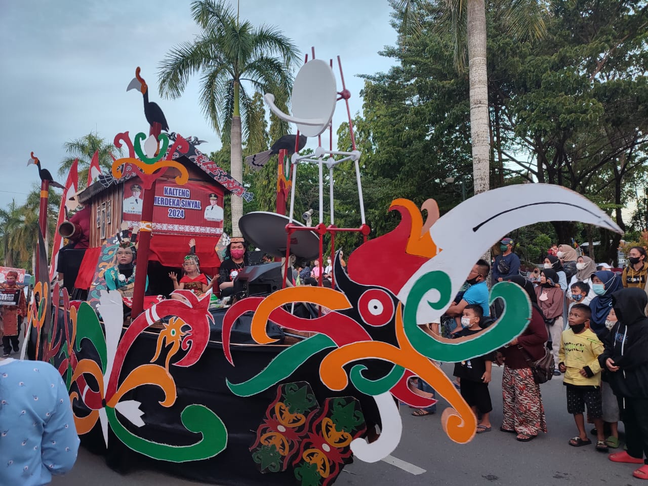 Diskominfosantik Prov. Kalteng Ikut Meriahkan Pawai Festival Budaya Isen Mulang Tahun 2022