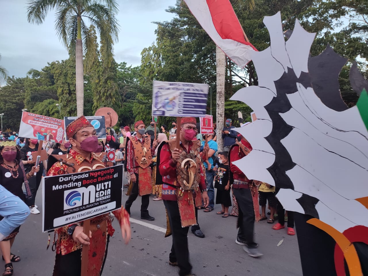 Diskominfosantik Prov. Kalteng Ikut Meriahkan Pawai Festival Budaya Isen Mulang Tahun 2022