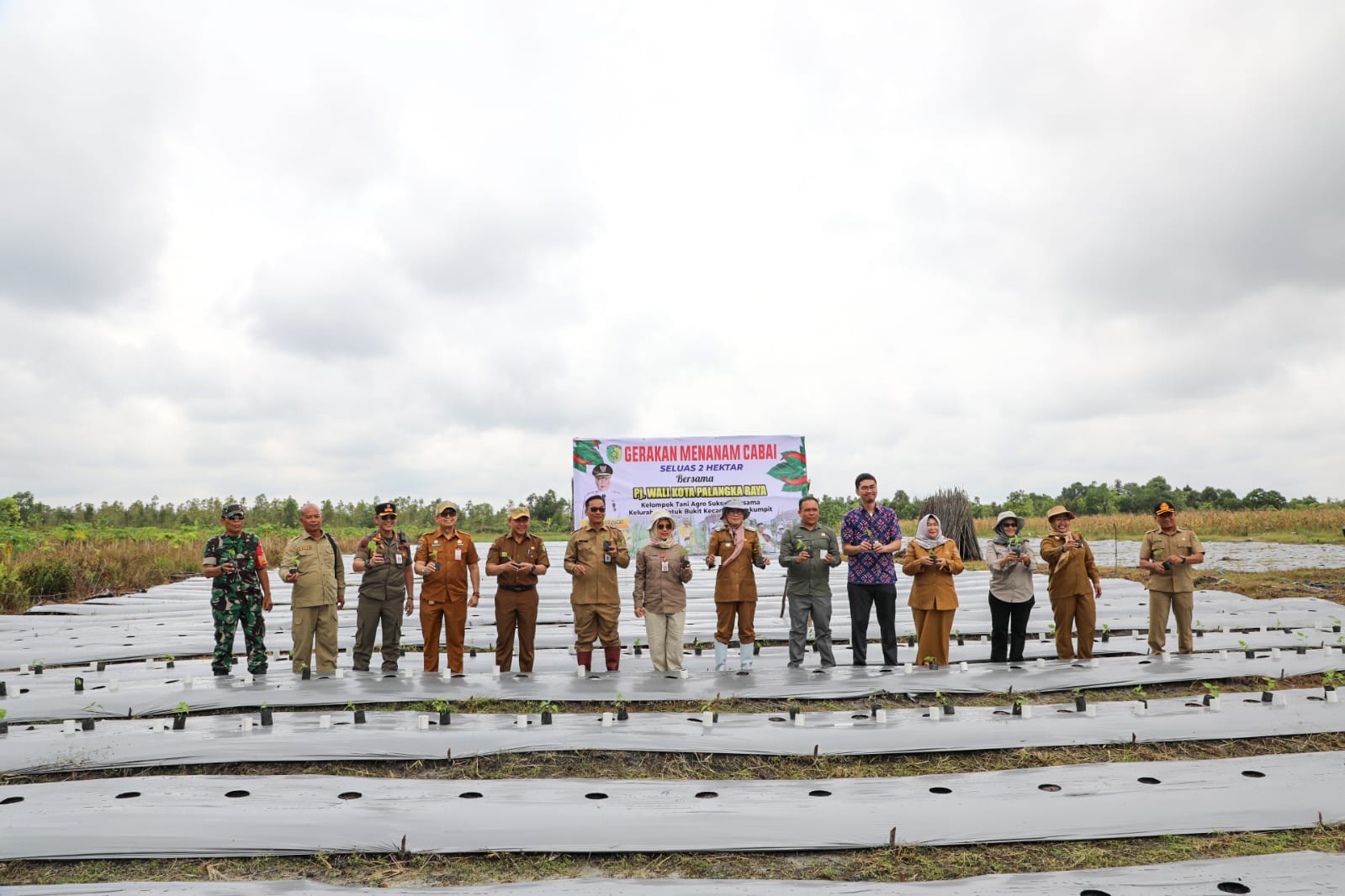 Kadis TPHP Sunarti Hadiri Gerakan Menanam Cabai bersama Pj. Wali Kota Palangka Raya Hera Nugrahayu