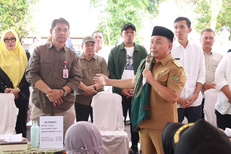 Gubernur Kalteng Sugianto Sabran Buka Pasar Murah dan Salurkan Sebanyak 15 Ribu Paket Sembako