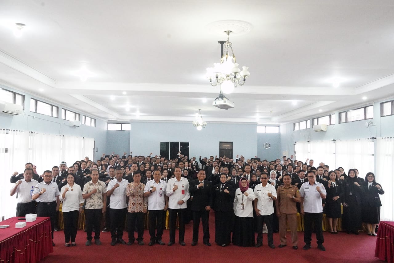 Sahli Yuas Elko Tutup Pelatihan Kepemimpinan Administrator Gelombang II Angkatan IV, V, VI dan VII