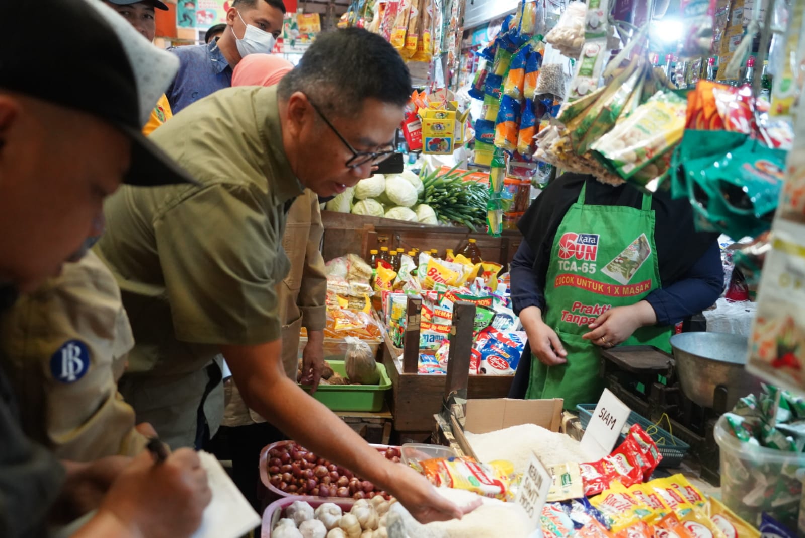 Asisten Ekbang Leonard S. Ampung Lakukan Pemantauan Harga Bahan Pangan