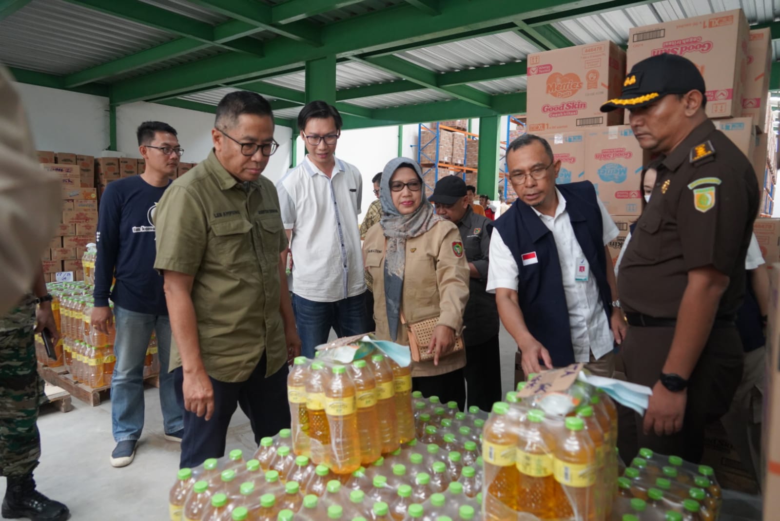Asisten Ekbang Leonard S. Ampung Lakukan Pemantauan Harga Bahan Pangan