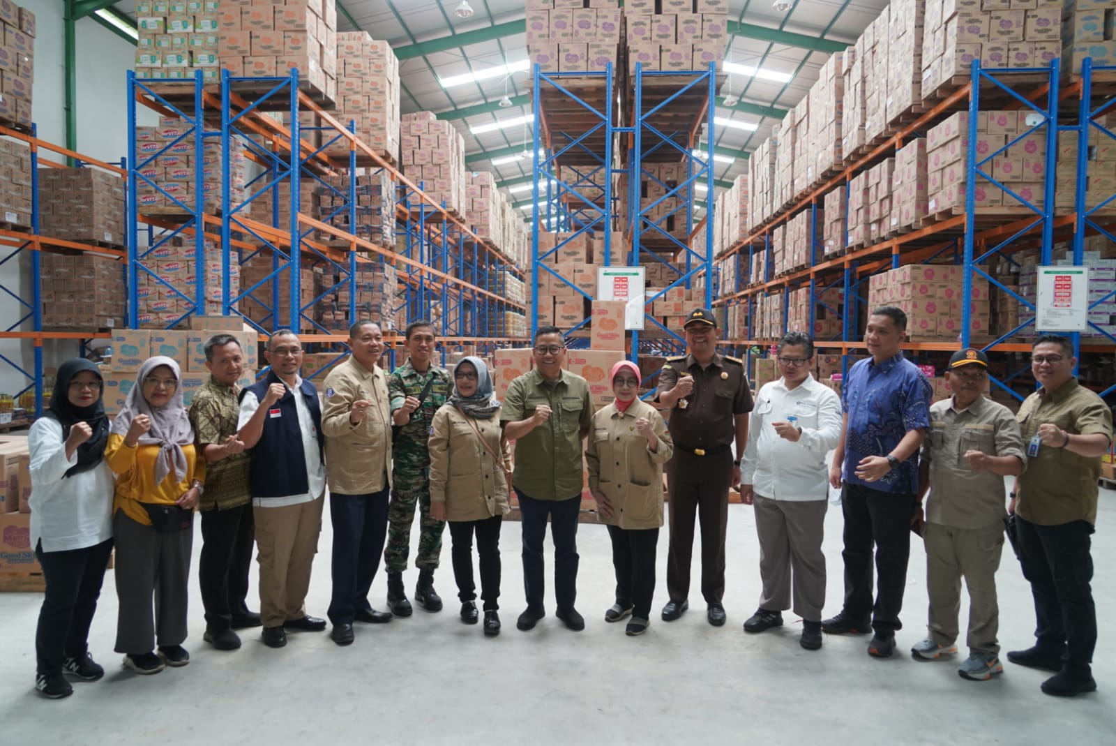 Asisten Ekbang Leonard S. Ampung Lakukan Pemantauan Harga Bahan Pangan